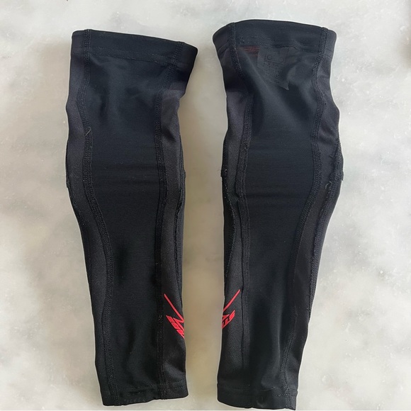 Troy Lee Designs Stage Elbow Sleeve Guard. R&L. XS/S - Picture 2 of 7